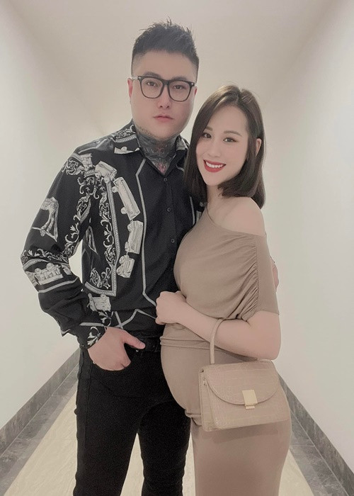 Mới đây, trên trang cá nhân, Vũ Duy Khánh dành lời ngọt ngào cho bà xã Phương Anh. Nam ca sĩ chia sẻ, Phương Anh đến bên anh trong thời điểm anh cơ cực nhất, không có gì trong tay ngoài 1 tình yêu trọn vẹn.