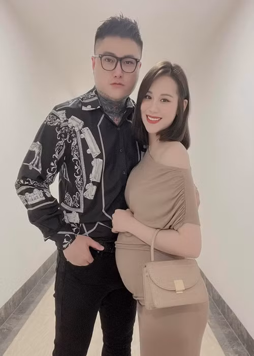 Mới đây, trên trang cá nhân, Vũ Duy Khánh dành lời ngọt ngào cho bà xã Phương Anh. Nam ca sĩ chia sẻ, Phương Anh đến bên anh trong thời điểm anh cơ cực nhất, không có gì trong tay ngoài 1 tình yêu trọn vẹn.