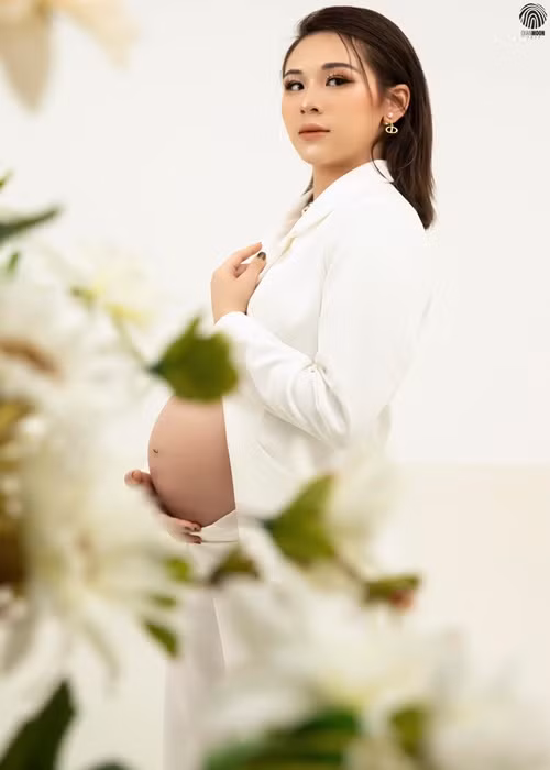 Phương Anh là người vợ thứ hai của Vũ Duy Khánh. Cô kém nam ca sĩ 10 tuổi.