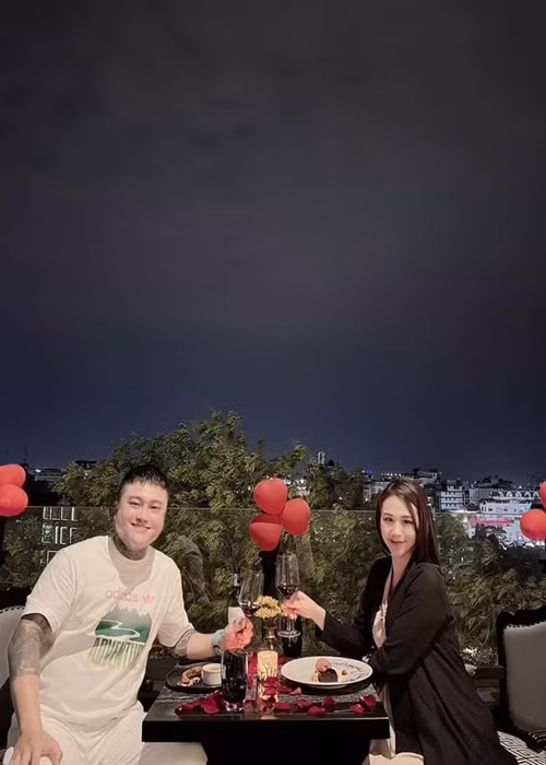 Vợ chồng Vũ Duy Khánh đã chụp ảnh cưới. Hôn lễ của cặp đôi sẽ diễn ra trong năm 2022.