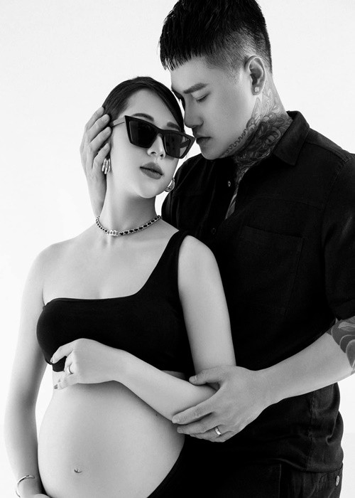 Vũ Duy Khánh viết: “Chỉ còn ít ngày nữa em sẽ vào phòng mổ, cảm xúc trong anh vui buồn lẫn lộn, vui khi thấy con chào đời nhưng cũng đồng nghĩa với việc buồn vì nhìn em đau đớn. Anh đã nhìn lên bầu trời và nguyện cầu, anh tin ơn trên sẽ lắng nghe lòng anh và ban phước cho chúng ta. Anh cũng đã dừng tour lưu diễn của mình tại châu Âu để bên em. Tất cả những gì anh làm, đều vì tình yêu anh dành cho em, chứ không vì bất cứ điều gì hay phải chứng minh với ai cả. Yêu em và thương em”.