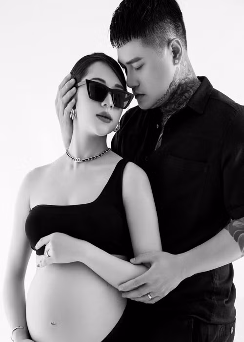 Vũ Duy Khánh viết: “Chỉ còn ít ngày nữa em sẽ vào phòng mổ, cảm xúc trong anh vui buồn lẫn lộn, vui khi thấy con chào đời nhưng cũng đồng nghĩa với việc buồn vì nhìn em đau đớn. Anh đã nhìn lên bầu trời và nguyện cầu, anh tin ơn trên sẽ lắng nghe lòng anh và ban phước cho chúng ta. Anh cũng đã dừng tour lưu diễn của mình tại châu Âu để bên em. Tất cả những gì anh làm, đều vì tình yêu anh dành cho em, chứ không vì bất cứ điều gì hay phải chứng minh với ai cả. Yêu em và thương em”.