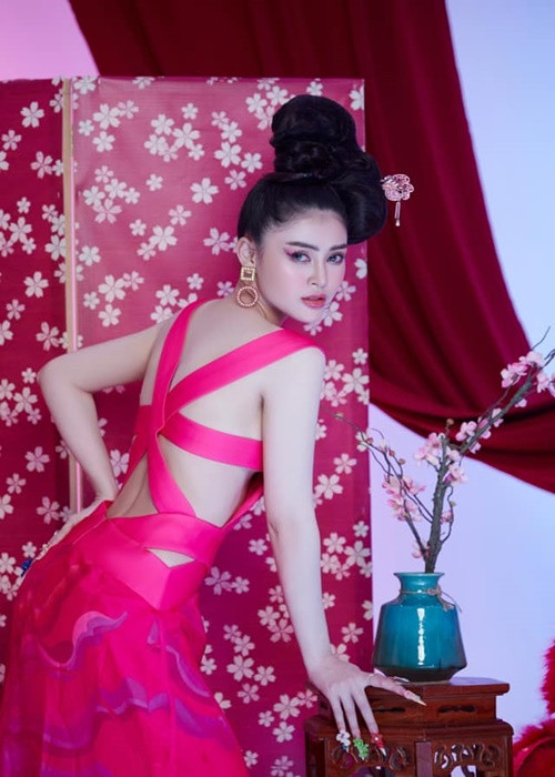 Người đẹp gốc Bạc Liêu chuộng trang phục cắt xẻ khoe lưng trần.