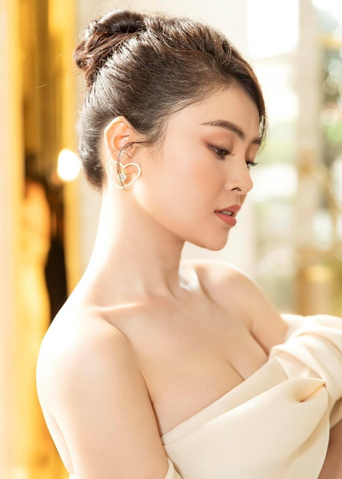 Lý Kim Thảo quyến rũ với váy quây khi dự sự kiện.