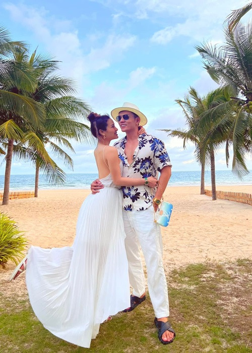 Nữ ca sĩ thường xuyên du lịch biển trong nước và quốc tế.