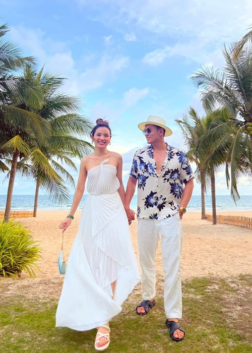 Lý Bình cũng yêu thích biển. Vì vậy, anh và Phương Trinh đã chụp ảnh cưới, tổ chức tiệc cưới trên biển.