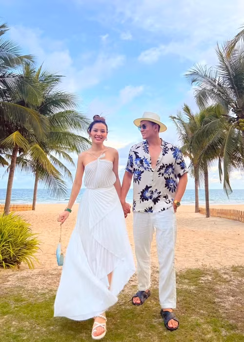 Lý Bình cũng yêu thích biển. Vì vậy, anh và Phương Trinh đã chụp ảnh cưới, tổ chức tiệc cưới trên biển.