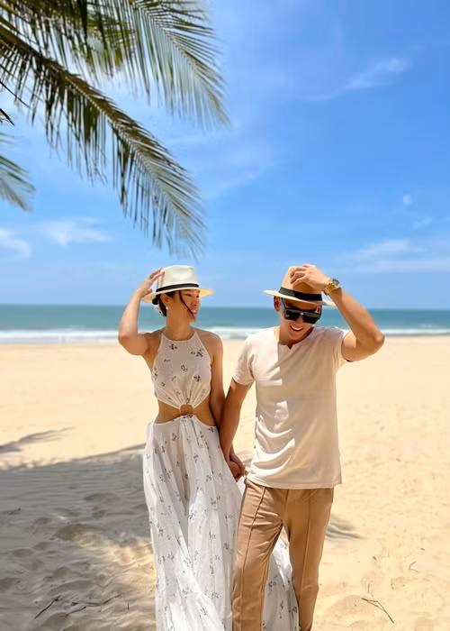 Trang phục dạo biển của Phương Trinh còn gồm các mẫu váy khoét lưng.