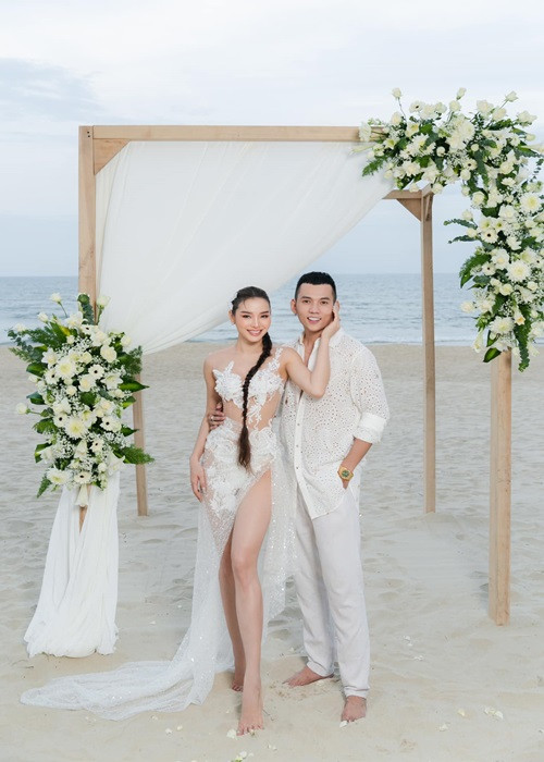 Nữ ca sĩ chuộng mặc chân váy xẻ cao mỗi khi đi dạo trên bãi biển.