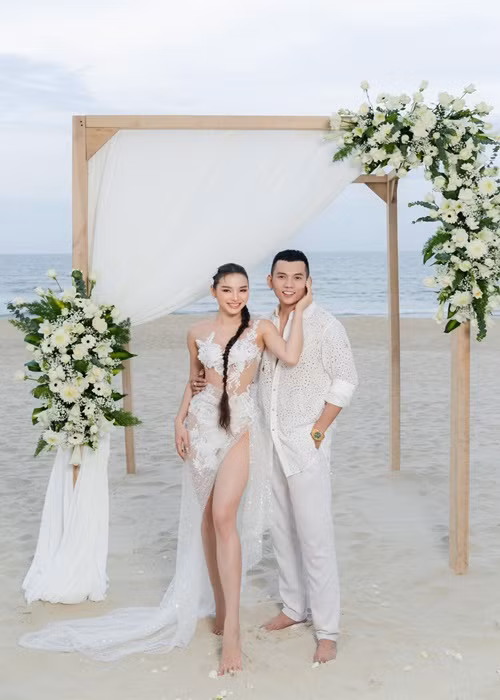 Nữ ca sĩ chuộng mặc chân váy xẻ cao mỗi khi đi dạo trên bãi biển.