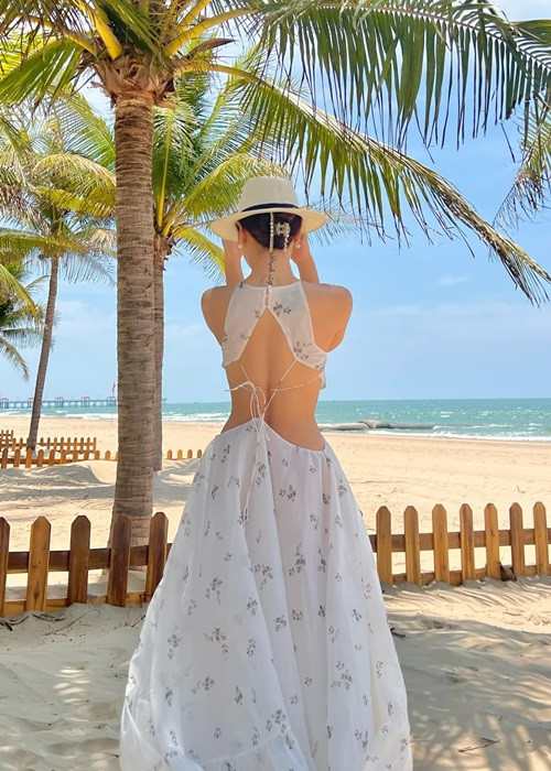 Nữ ca sĩ khoe lưng trần gợi cảm trên bãi biển.