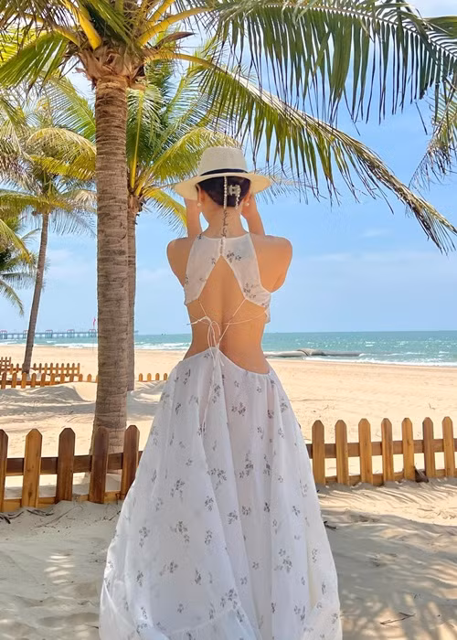 Nữ ca sĩ khoe lưng trần gợi cảm trên bãi biển.