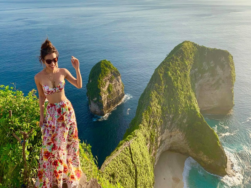 Phương Trinh sắm nhiều mẫu áo crop top để diện khi đi biển.