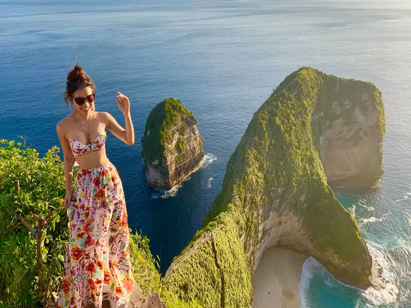 Phương Trinh sắm nhiều mẫu áo crop top để diện khi đi biển.