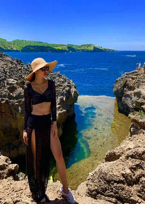 Phương Trinh Jolie ưa chuộng các mẫu áo crop top để tôn lên vòng eo con kiến.