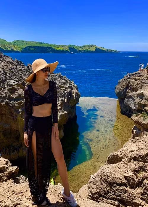 Phương Trinh Jolie ưa chuộng các mẫu áo crop top để tôn lên vòng eo con kiến.