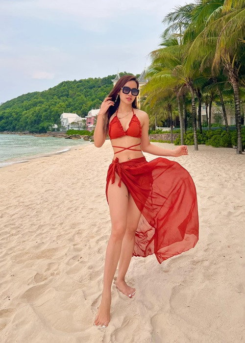 Bà xã của Lý Bình cũng mua không ít loại trang phục áo tắm gợi cảm hết mức.