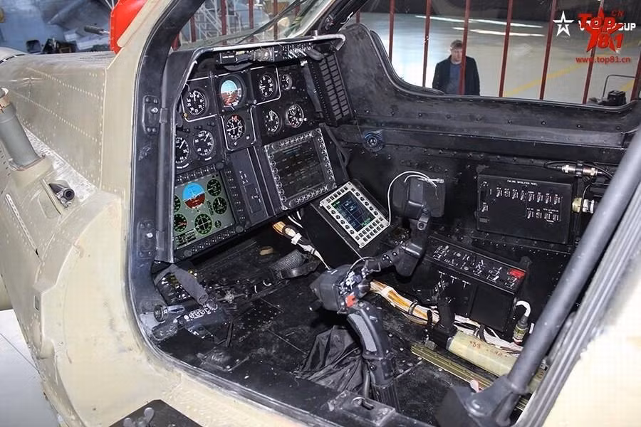 Còn đây là buồng lái phía trước. Cả hai buồng lái phi công Mi-28N khá hiện đại, trang bị hai màn hình LCD màu và một màn hình nhỏ.