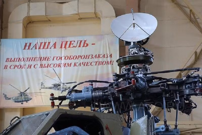 Lần đầu tiên, chúng ta được thấy rõ bên trong mái vòm radar sóng mm đặt trên đỉnh trục cánh quạt chính của trực thăng tấn công Mi-28N.