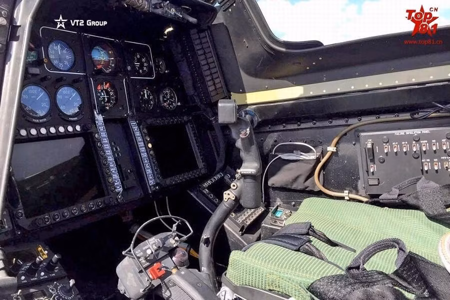 Buồng lái sau của phi công trực thăng Mi-28N.