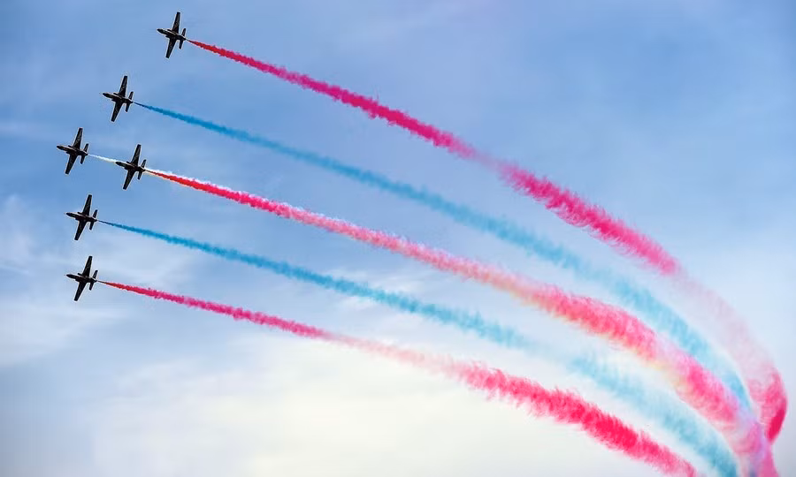 Phi đội máy bay K-8W trình diễn trên không.