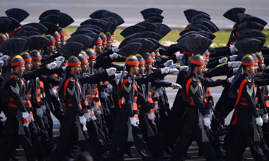 Quân đội Pakistan cũng có những bộ quân phục “dị” không kém Quân đội Ấn Độ.