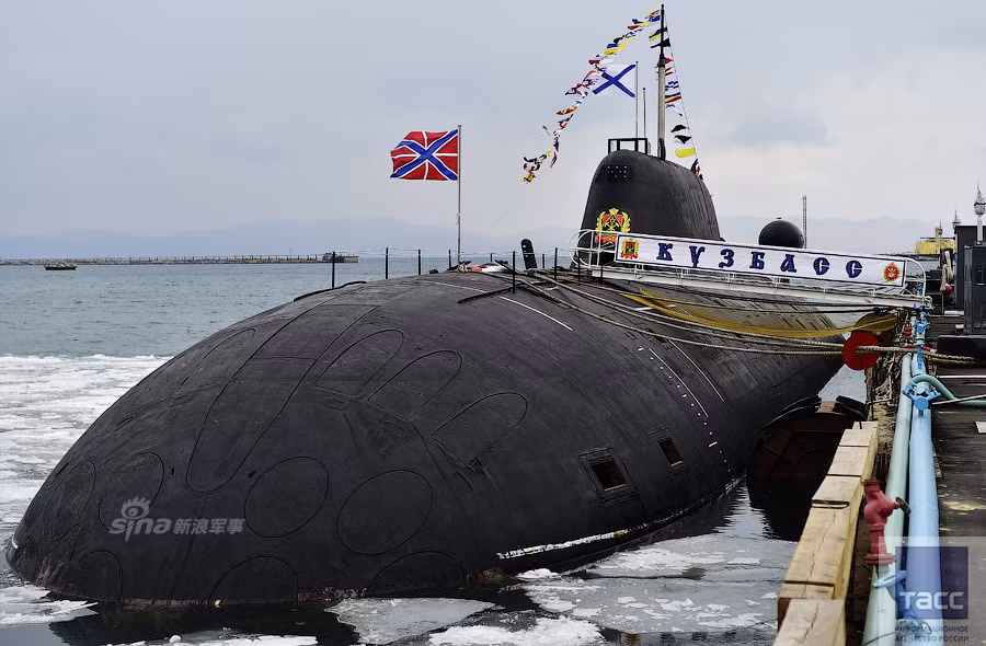 K-419 Kuzbass thuộc lớp tàu ngầm hạt nhân tấn công thế hệ 3 Project 971 Schuka-B (NATO định danh là lớp Akula), trang bị 8 ống phóng ngư lôi gồm 4 ống 650mm và 4 ống 533mm. Nguồn ảnh: TASS
