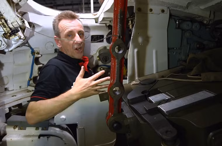 Việc trang bị hệ thống nạp đạn tự động khiến ta có cảm giác dường như không gian bên trong xe tăng T-72 khá chật chội.