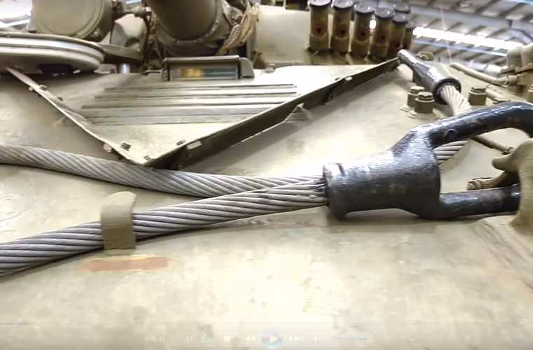 Tuy không phải là mẫu tăng đầu tiên mang tính cách mạng trong thiết kế giáp bảo vệ, nhưng T-72 lại đem lại sự nổi tiếng giáp phức hợp (composite) cho dòng xe tăng Nga nói chung. Ảnh: Mặt trước xe tăng trang bị giáp composite gồm 3 lớp (thép, thép thủy tinh, thép). Trong đó, lớp thép ngoài và trong cùng dày 80mm và 20mm, lớp giữa được chế tạo bằng hỗn hợp sứ + nhựa cây hoặc vật liệu nhựa độ bền cao dày 104mm.