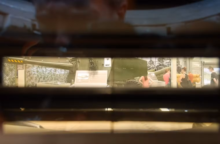 Còn đây là kính quan sát của lái xe tăng T-72, nhìn khá rõ.