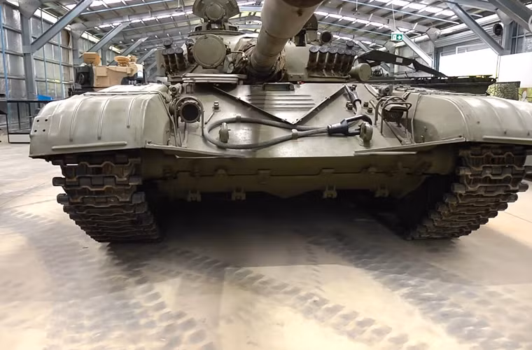 Xe tăng T-72 có trọng lượng khoảng 40 tấn (tùy từng biến thể mà có thể hơn), dài tổng thể 9,53m, rộng 3,59m, cao 2,23m.