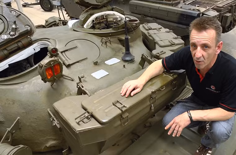 Khác với T-54/55, T-62, T-72 chỉ có kíp lái 3 người. Ảnh: Nhân vật trải nghiệm của công ty Wargaming đứng sau tháp pháo T-72, trên nóc có hai cửa cho trưởng xe và pháo thủ (duy nhất).