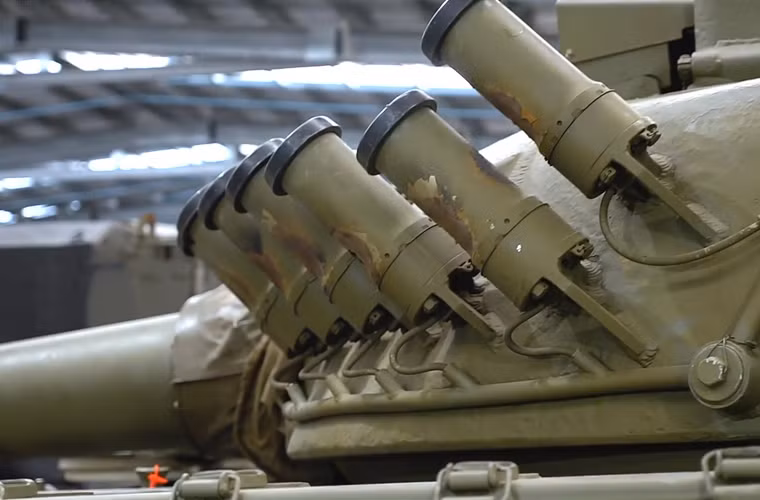 Hai bên tháp pháo có các ống phóng lựu đạn khói để gây nhiễu khí tài trinh sát ngắm bắn tên lửa chống tăng.