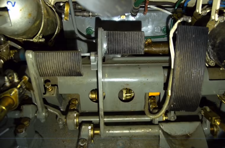 Chân ga, côn, phanh xe tăng T-72.