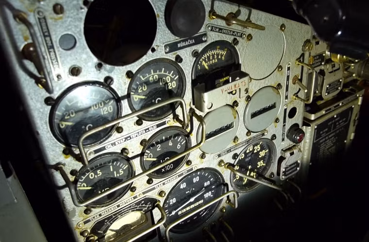 Bảng đồng hồ của lái xe.