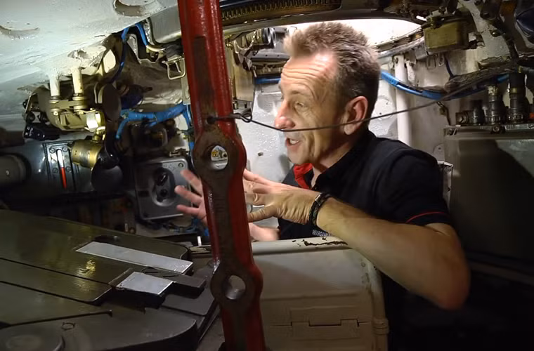 Vì T-72 sử dụng cơ cấu nạp đạn tự động, thế nên trên xe chỉ cần duy nhất một pháo thủ thay vì 2 (người còn lại nạp đạn viên).