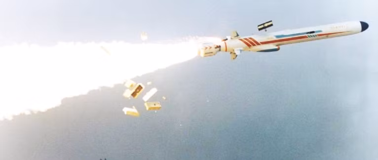 Tên lửa YJ-62 mà Trung Quốc đưa trái phép ra Hoàng Sa có tốc độ bay cận âm Mach 0,6-0,8, độ cao bay pha cuối tấn công mục tiêu vào khoảng 7-10m. Nguồn ảnh: Sina