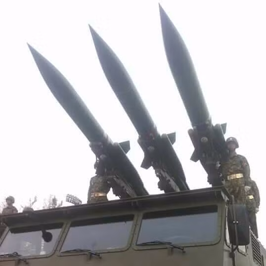 Theo một số nguồn tin không chính thức, Myanmar được cho là có khoảng 24 bệ phóng tên lửa phòng không SA-6 của Liên Xô sản xuất. Tuy nhiên, chúng chưa bao giờ chính thức lộ diện. Thế nên, có thể nói đây là lần đầu tiên SA-6 được công khai.