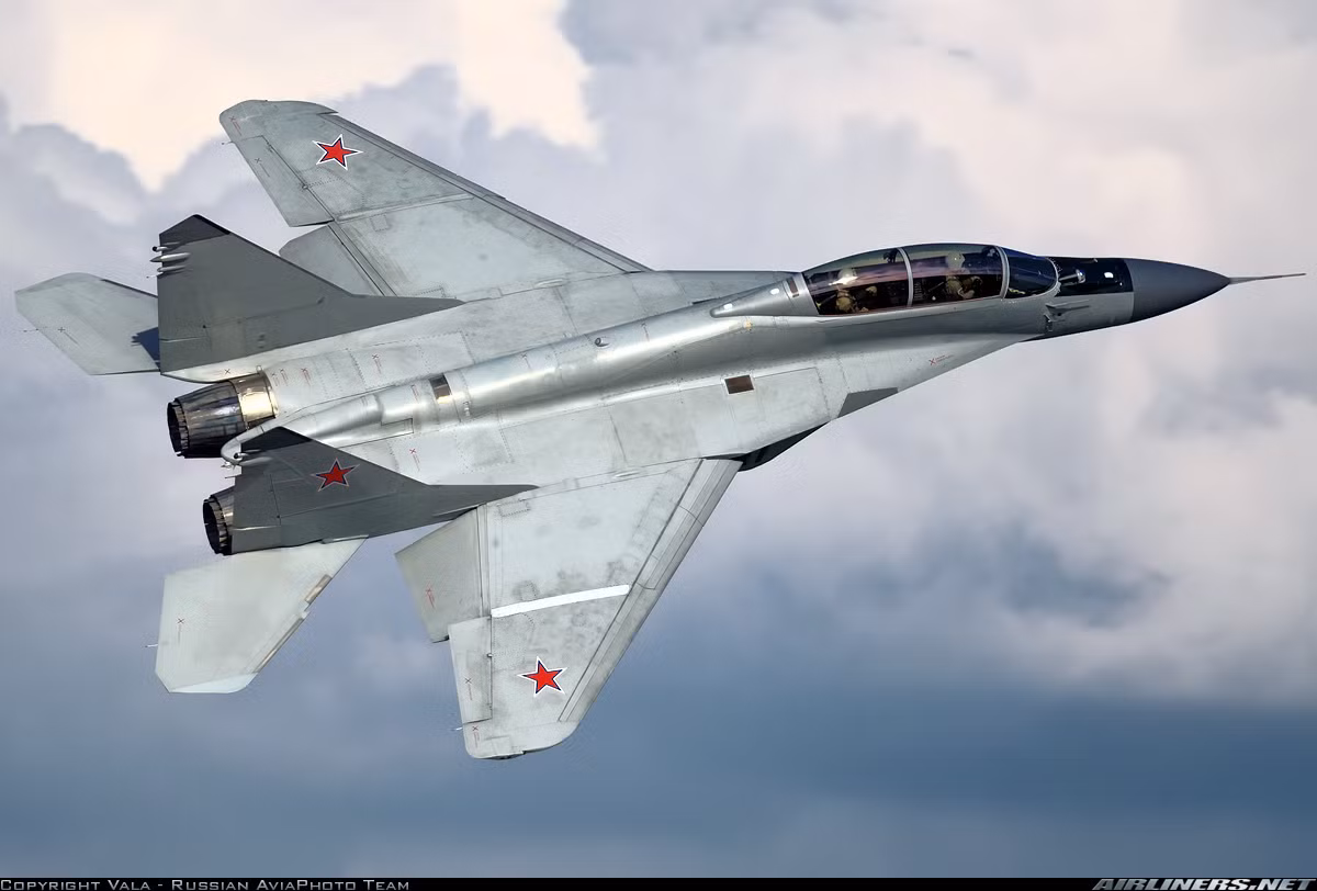 Thiết kế cánh chính MiG-35 theo kiểu “cánh vịt” làm nổi bật đường nét khí động học của máy bay. Cấu trúc khung và cánh máy bay được chế tạo bằng sợi carbon và gia cố thêm bằng vật liệu phức hợp. Điều đó giúp diện tích phản hồi radar vì thế cũng giảm đi rất nhiều.