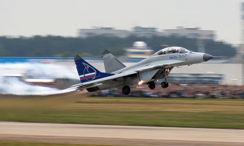 Theo báo chí nước ngoài, nhằm mục đích thay thế MiG-21 đã hết niên hạn sử dụng, Việt Nam đã có những mối quan tâm lớn tới mẫu tiêm kích JAS-39 Gripen hay Typhoon của châu Âu. Tuy nhiên, vấn đề giá cả, rào cản công nghệ vũ khí Mỹ trên các máy bay do Thụy Điển hay Đức-Anh sản xuất khiến những phương án này khó có thể trở thành hiện thực. Dẫu vậy, kế hoạch thay thế MiG-21 của Việt Nam vẫn còn lựa chọn sáng gió, đó chính là tiêm kích đa năng MiG-35.