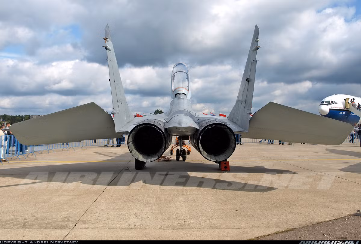 Động cơ RD-33MK cung cấp lực đẩy thô 88,26kN/chiếc gần như không tỏa khói, có hệ thống che chắn hồng ngoại và quang học hiện đại cung cấp cho MiG-35 khả năng đạt tốc độ tối đa 2.750km/giờ, tầm hoạt động trên 2.000km (hoặc 3.000km với thùng nhiên liệu phụ).