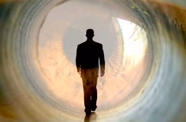 Trong suốt 15 năm, người phụ nữ này đã rơi vào tình trạng vô thức và không nhận ra con gái hay bất cứ ai. Vào một buổi tối, bà bắt đầu trò chuyện rất thân tình với con gái.