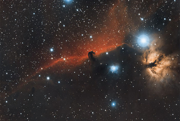 Hệ sao Proxima Centauri nổi tiếng với hành tinh Proxima Centauri b thuộc nhóm hành tinh "kích cỡ Trái Đất", quay trong một quỹ đạo bị "khóa" với sao mẹ, tức luôn hướng về sao mẹ với một mặt duy nhất y như cách Mặt Trăng bị khóa bởi Trái Đất.