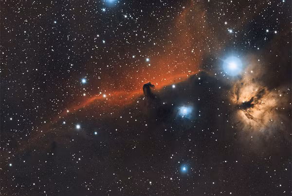 Hệ sao Proxima Centauri nổi tiếng với hành tinh Proxima Centauri b thuộc nhóm hành tinh "kích cỡ Trái Đất", quay trong một quỹ đạo bị "khóa" với sao mẹ, tức luôn hướng về sao mẹ với một mặt duy nhất y như cách Mặt Trăng bị khóa bởi Trái Đất.