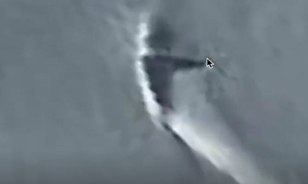 Người xem cho rằng vật thể này "giống hình dạng của một chiếc máy bay hình tam giác". "Có vẻ như thứ gì đó có thể đã trượt vào tuyết. Nó chắc chắn thích hình dạng của một thủ máy bay hình tam giác. Bạn cũng có thể thấy một vết lõm trên tuyết. Nó có thể chỉ là một tảng đá giả nhưng không có gì như vậy ở khu vực này. Đây là thứ duy nhất xuất hiện giữa trời tuyết", kênh Youtube này cho biết thêm.