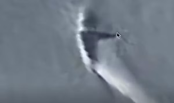 Người xem cho rằng vật thể này "giống hình dạng của một chiếc máy bay hình tam giác". "Có vẻ như thứ gì đó có thể đã trượt vào tuyết. Nó chắc chắn thích hình dạng của một thủ máy bay hình tam giác. Bạn cũng có thể thấy một vết lõm trên tuyết. Nó có thể chỉ là một tảng đá giả nhưng không có gì như vậy ở khu vực này. Đây là thứ duy nhất xuất hiện giữa trời tuyết", kênh Youtube này cho biết thêm.