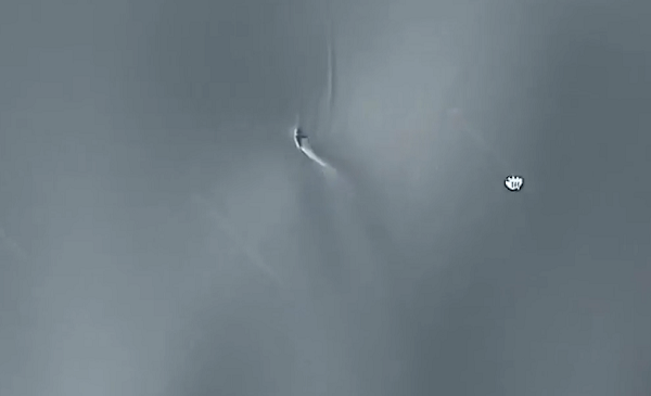 Phân tích kỹ vật thể, Youtuber MrMBB333 nói thêm: "Nó trông giống như một chiếc máy bay hình tam giác màu đen. Nó trông giống như một chiếc boomerang, hay thứ từng là một máy bay đã hạ cánh xuống tuyết ở đây. Bạn có thể thấy đặc điểm của thứ trông giống như một chiếc tàu có cánh đang đậu ở Nam Cực."