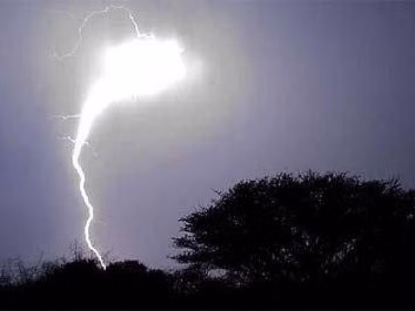 Theo cuốn bản thảo của tu sĩ Gervase, ông đã ghi lại sự xuất hiện của những đám mây đen dày đặc bao phủ thủ đô London, sau một đốm trắng trên bầu trời. Một lúc sau, quả cầu lửa xuất hiện rồi xoay tròn trước khi rơi vào lòng sông Thames.