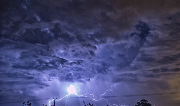 Sét hòn được mô tả là một quả cầu sét không có màu sắc cố định, có thể là cam, vàng, đỏ, trắng, xanh lam hoặc tím. Nó thường xuất hiện bất thường trong cơn giông hoặc cũng có thể trong điều kiện thời tiết bình thường.