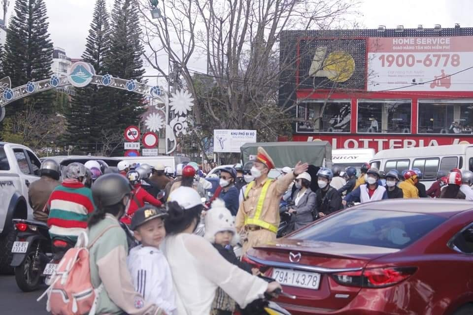 Lực lượng cảnh sát giao thông phải tăng cường tối đa để phân luồng, điều tiết giao thông trong những ngày cao điểm. Ảnh Son Ha Luu